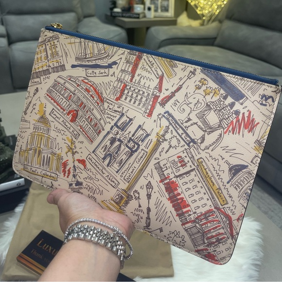BURBERRY CLUTCH - Picture 1 of 8